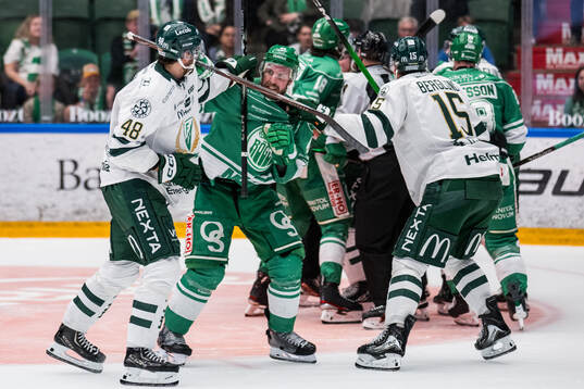 Bråk mellan Färjestads Filip Roos och Rögles Calvin De