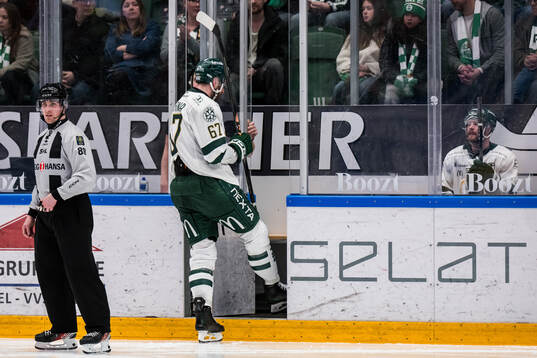 Färjestads Radim Zohorna  visas ut