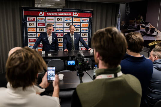 Rögles tränare Dan Tangnes och Färjestads tränare Cam