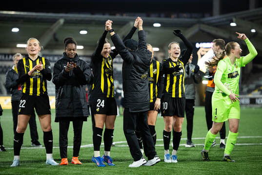 Paulina Nyström, Faith Chinzimu, Tabby Tindell, head coach