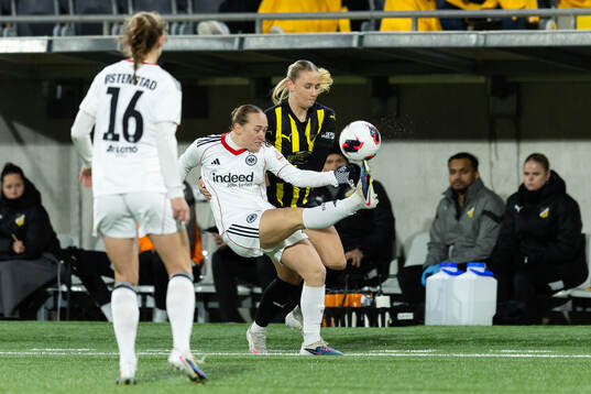 Lisanne Gräwe of Eintracht Frankfurt and Tilde Karlsson of