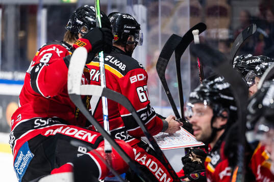 Luleås Linus Omark med taktiktavla