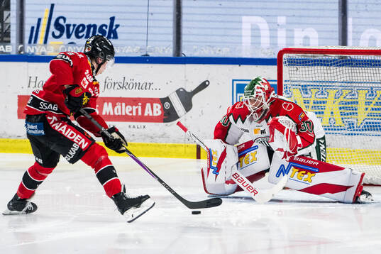 Luleås Isac Hedqvist och Frölundas målvakt Tobias Normann