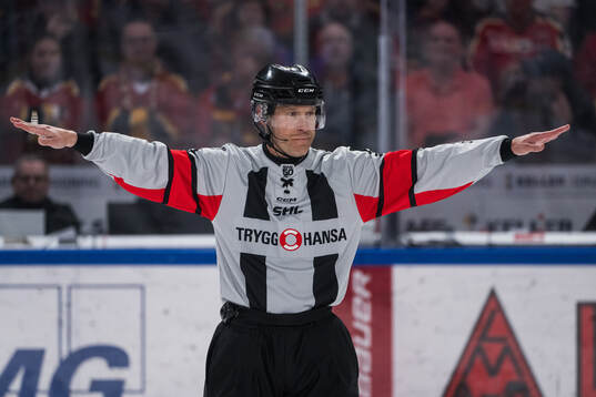 Domare Tobias Björk dömer bort ett mål
