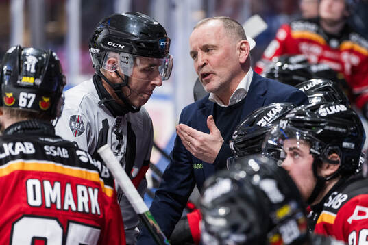 Domare Linus Öhlund och Luleås tränare Thomas Berglund