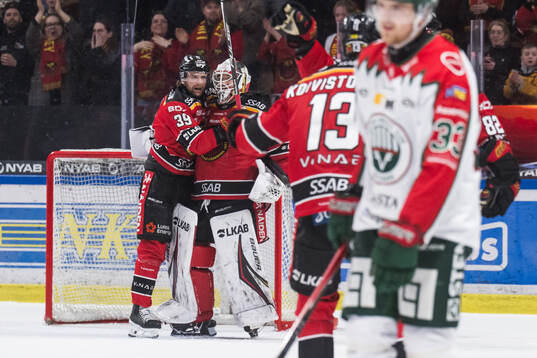 Luleås Pontus Själin och målvakt Matteus Ward jublar