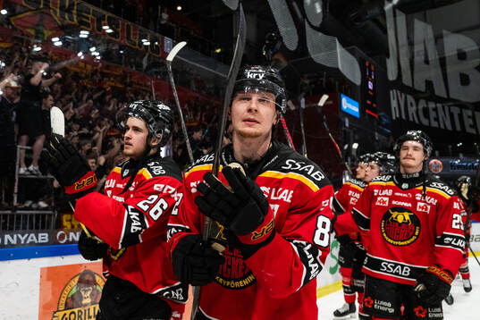 Luleås Oliwer Sjöström och Otto Leskinen jublar