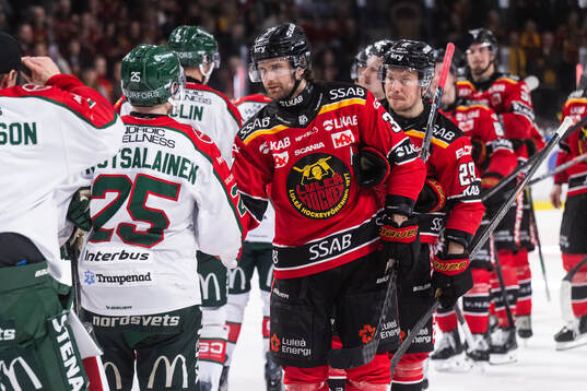 Luleås Pontus Själin tackar Frölundas spelare