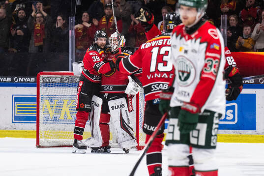 Luleås Pontus Själin och målvakt Matteus Ward jublar