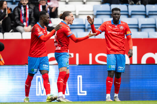 Helsingborgs Ervin Gigovic jublar med Adam Akimey och Demba