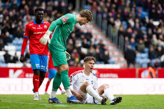 Helsingborgs målvakt Johan Brattberg och Östers Matias