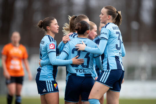 Djurgårdens Urara Watanabe jublar med lagkamrater