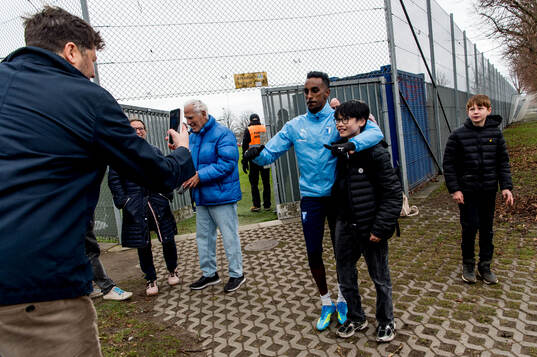 Taha Ali och supportrar