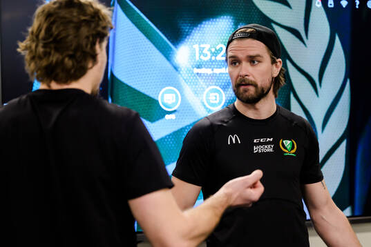 Färjestads David Tomasek och Linus Johansson