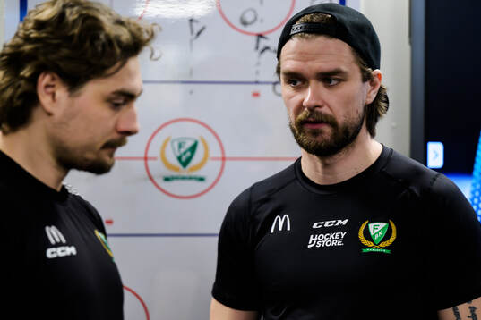 Färjestads David Tomasek och Linus Johansson