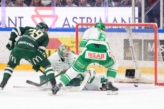 Färjestads Luke Philp och Rögles målvakt Arvid Holm och