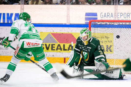 Rögles Daniel Zaar gör 0-3 bakom Färjestads målvakt