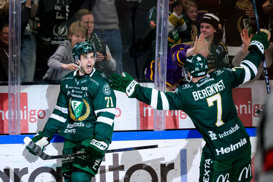 Färjestads Viktor Lodin jublar med Axel Bergkvist