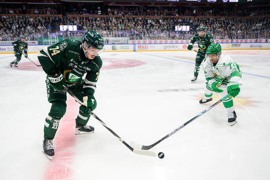 Färjestads Nick Leivermann och Rögles Daniel Zaar