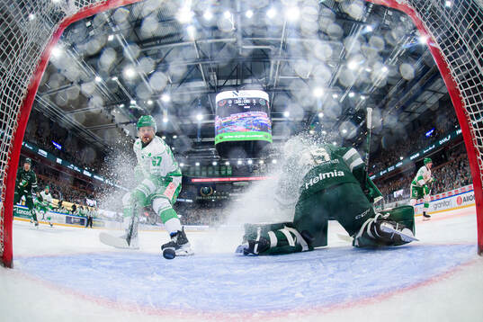 Rögles Leon Bristedt ser på när Rögles Albin Sundsvik