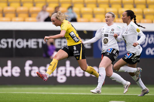 Elfsborgs Stina Jensen och Örebro SKs Frida Elofsson och