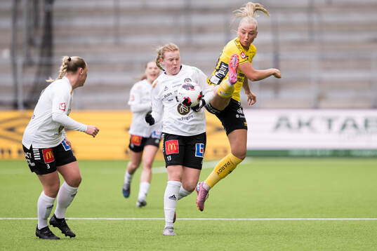 Örebro SKs Elisabeth Tillenius och Elfsborgs Stina Jensen