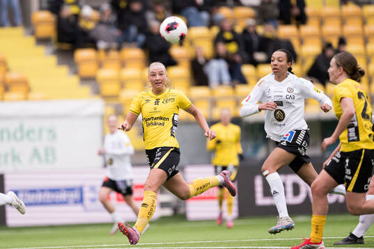 Elfsborgs Stina Jensen och Örebro SKs Olivia Okara