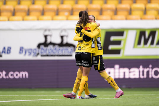 Elfsborgs Hanna Jiozon och Izabella Bergström jublar
