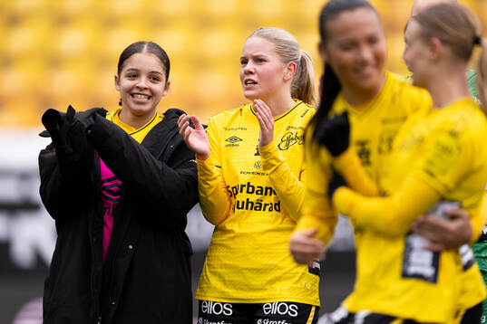 Elfsborgs Jennifer Brinck och Tess Olausson jublar