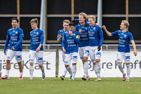 Trelleborgs Oskar Sverrisson jublar med lagkamrater