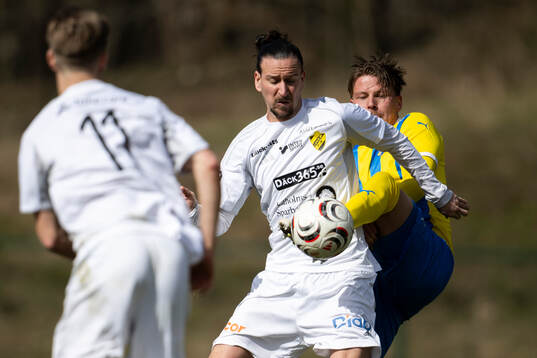 Eskilsminnes Fabian Velander och Laholms FKs Edin Hamidovic
