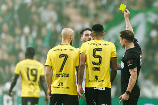 Hammarbys Nahir Besara får gult kort av Domare Kristoffer