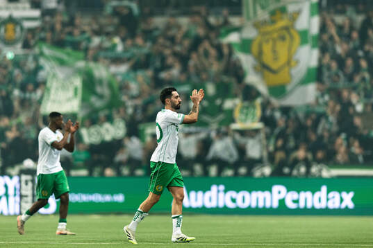 Hammarbys Paulos Abraham och Nahir Besara tackar