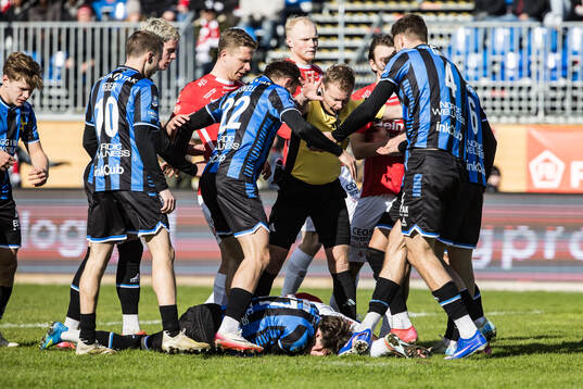 Sirius Neo Jönsson och Degerfors Yiriyon Gideon Yaw och