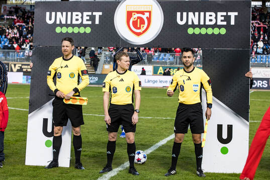 Domare Fredrik Klitte och assisterande domare Mahbod Beigi