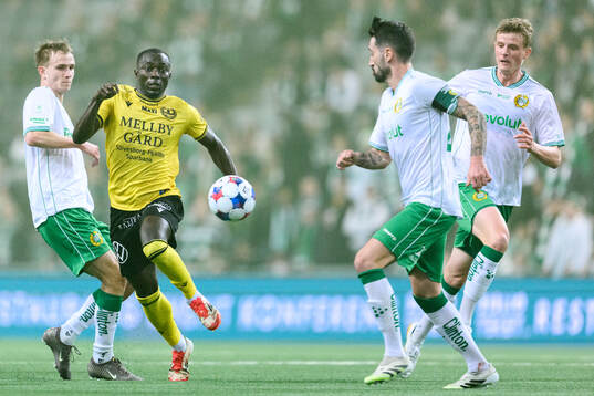 Hammarbys Victor Stange Lind och Nahir Besara och Mjällbys