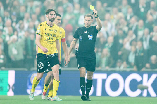Mjällbys Axel Norén tilldelas gult kort av domare