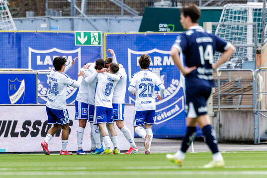 IFK Norrköpings Tim Prica jublar med lagkamrater