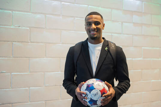 Hammarbys Paulos Abraham med matchbollen