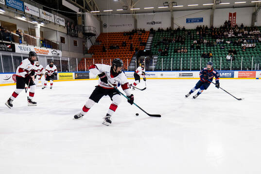 Malmö Redhawks Axel Johnsson med puck
