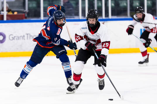 Växjös Tomas Albrecht  i kamp om pucken med med Malmö