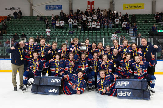 Växjös spelare jublar med pokalen