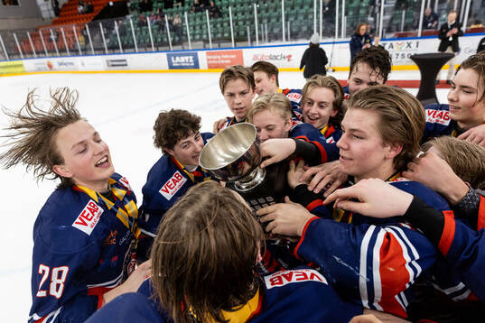 Växjös spelare jublar med pokalen