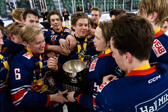 Växjös spelare firar segern med SM-Pokalen