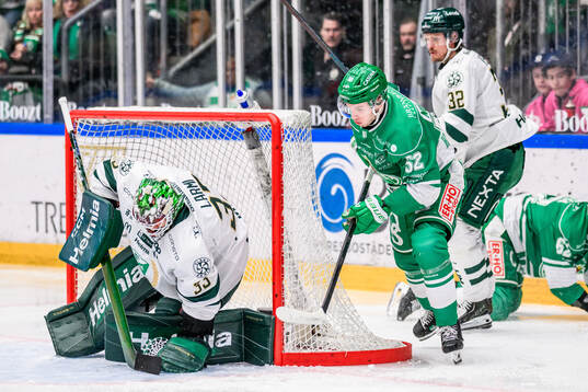 Färjestads målvakt Emil Larmi och Rögles Felix Nilsson