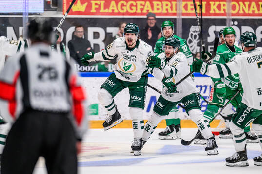 Färjestads David Tomasek jublar