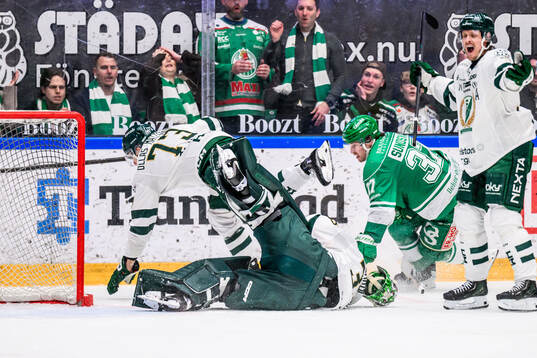 Färjestads Adam Ollas Mattsson och målvakt Emil Larmi och