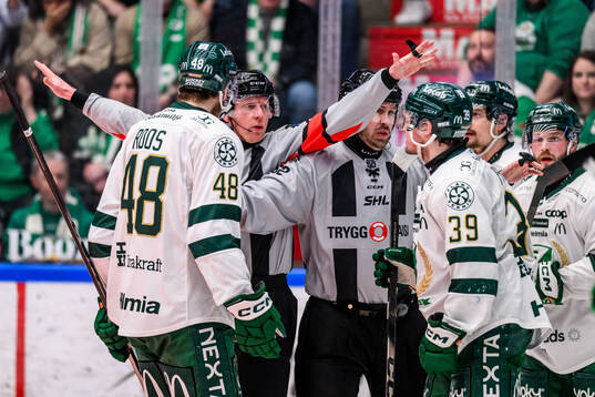 Färjestads Filip Roos och Domare Mikael Holm och