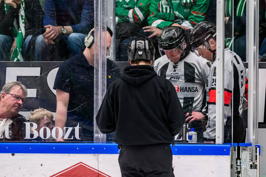 Domare Mikael Holm och Domare Tobias Björk videogranskar