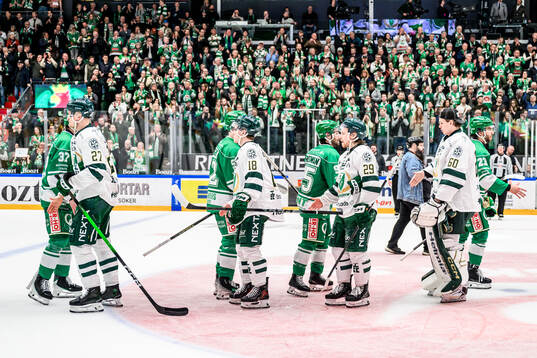 Rögles spelare och Färjestads spelare tackar varandra